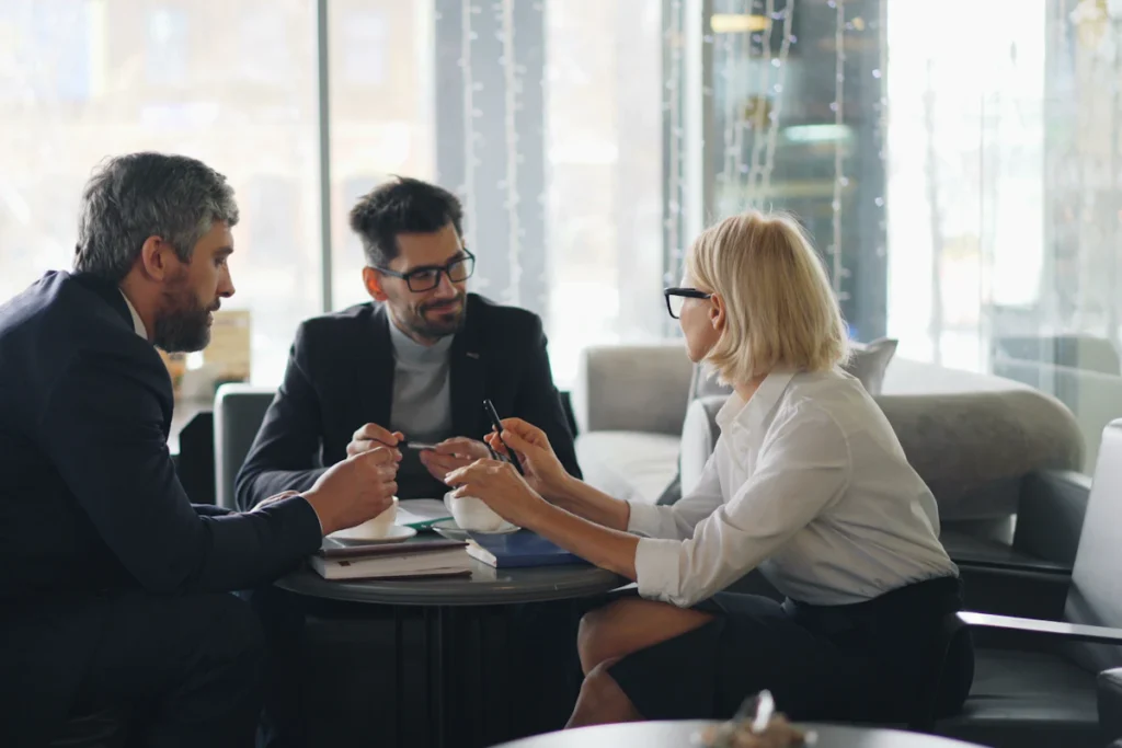 Conversación de negocios con café